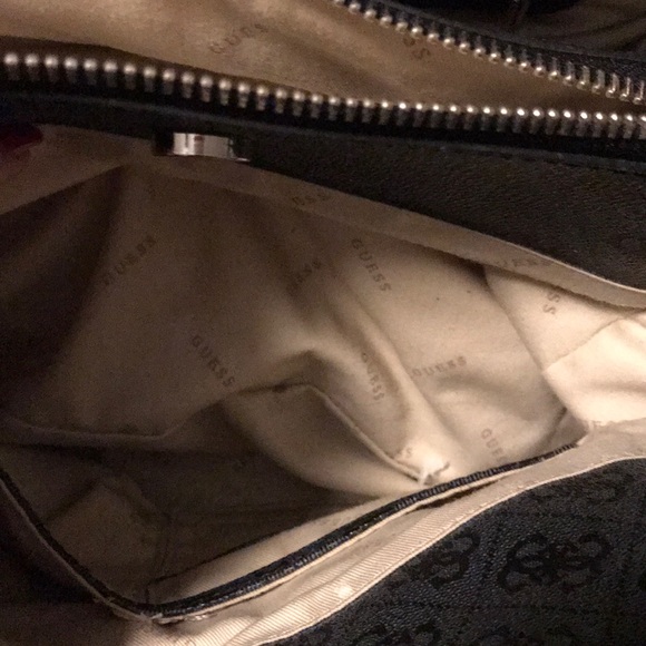 Guess purse - Picture 3 of 6